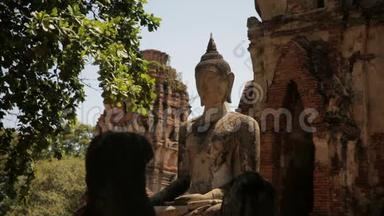 泰国大屿山历史公园旧遗址前的佛像